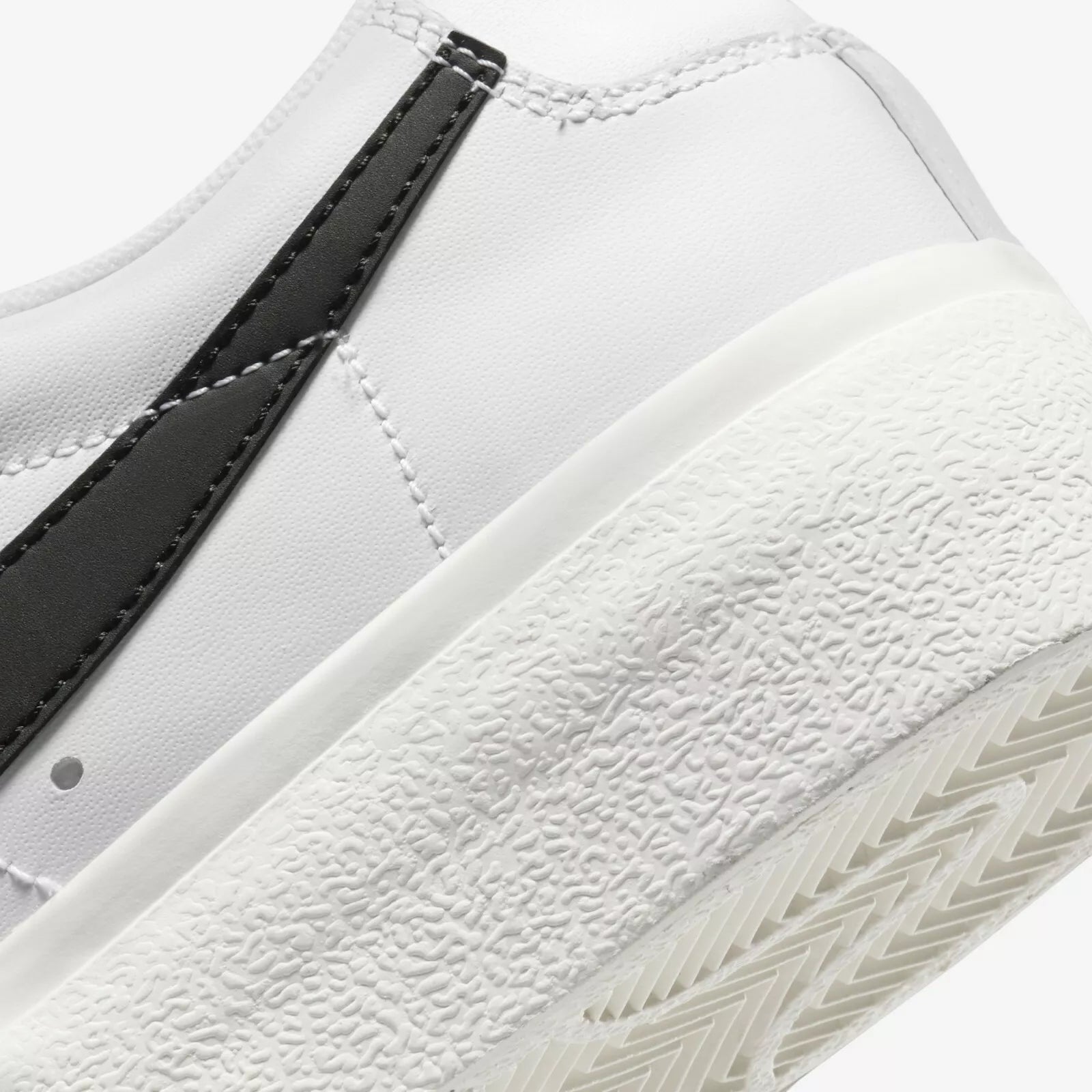 Nike Blazer Low Platform White Black