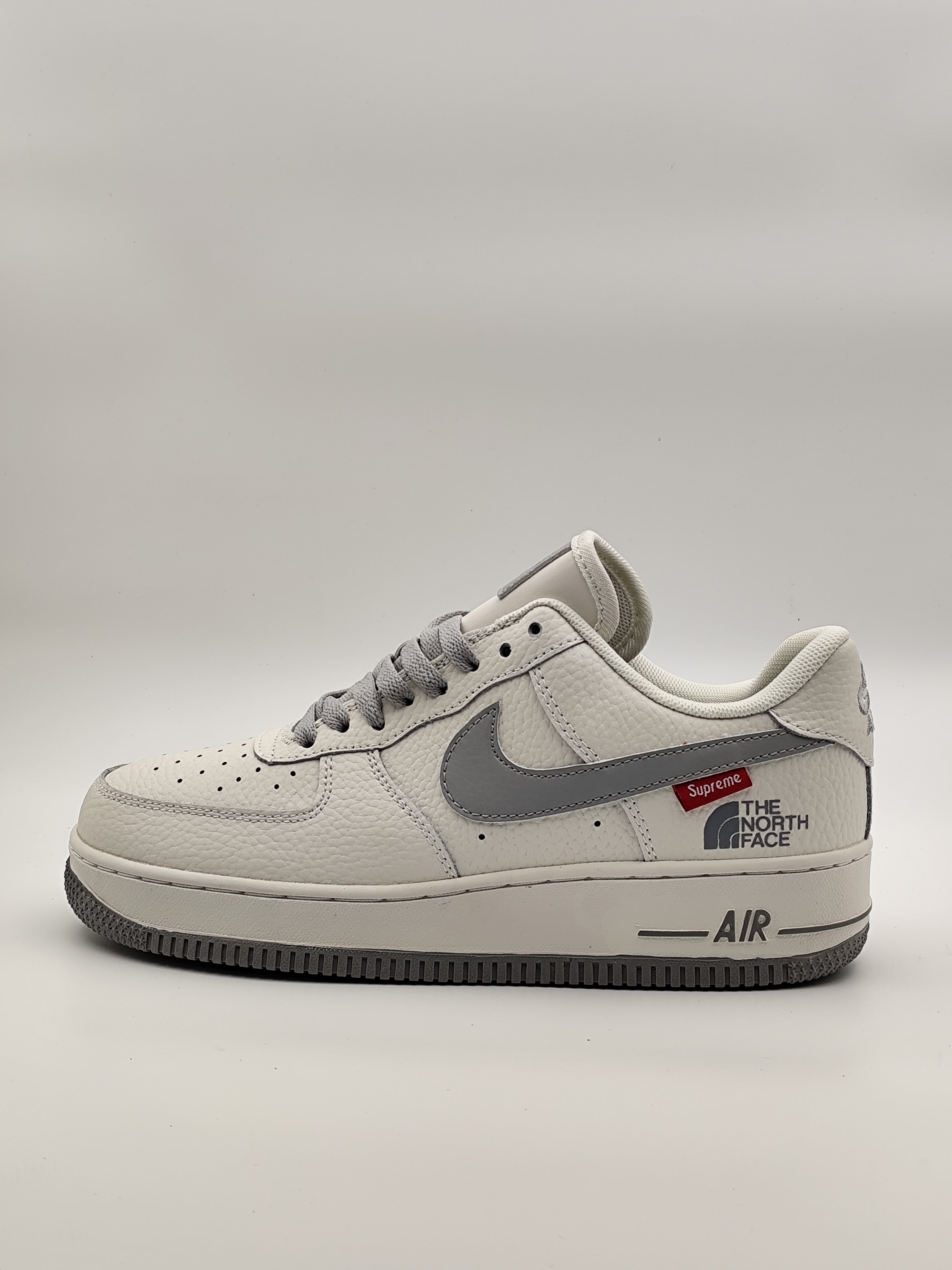 Nike Air Force 1 "Supreme"