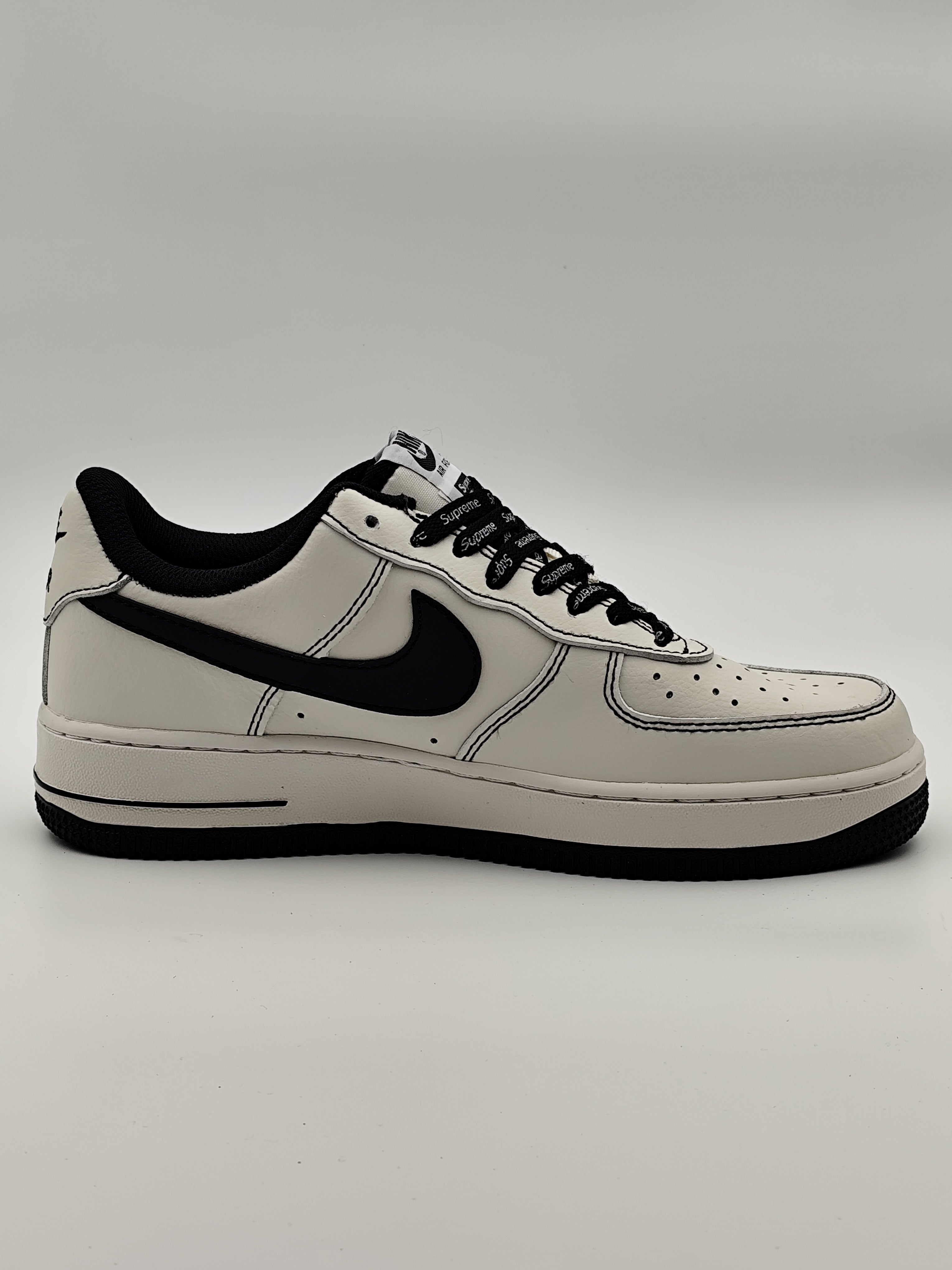 Nike Air Force 1 "Supreme"
