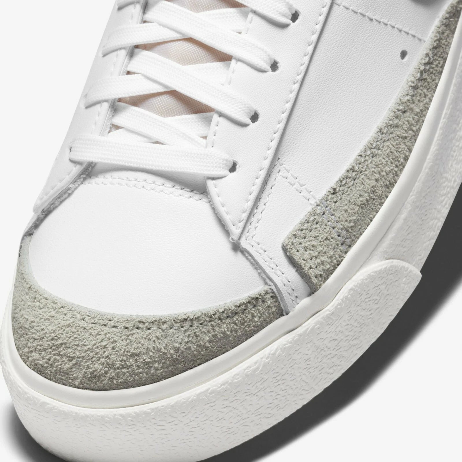 Nike Blazer Low Platform White  Black
